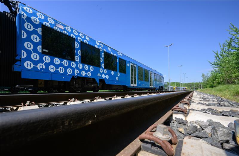 Alternativer Antrieb: Unterwegs mit dem Wasserstoffzug Die Züge fahren mit Brennstoffzellen, die durch die Kombination von Wasserstoff und Sauerstoff an Bord Strom erzeugen. Foto: Julian Stratenschulte / dpa