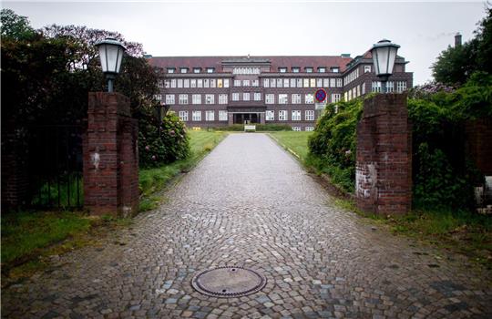 Die Zufahrt zum Hauptgebäude vom Josef-Hospital im Stadtteil Deichhorst.