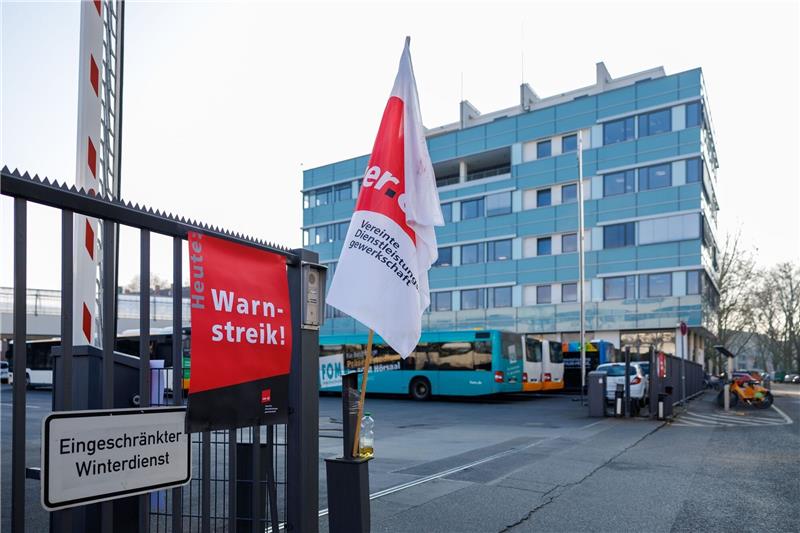 Warnstreiks legen Nahverkehr in vielen Städten lahm Die Zufahrt zur Mainzer Verkehrsgesellschaft am Morgen.