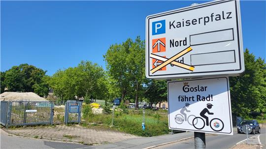 Ein Parkplatzschild mit der Aufschrift Kaiserpfalz steht neben der Pfalzquartier-Baustelle in der Goslarer Innenstadt.