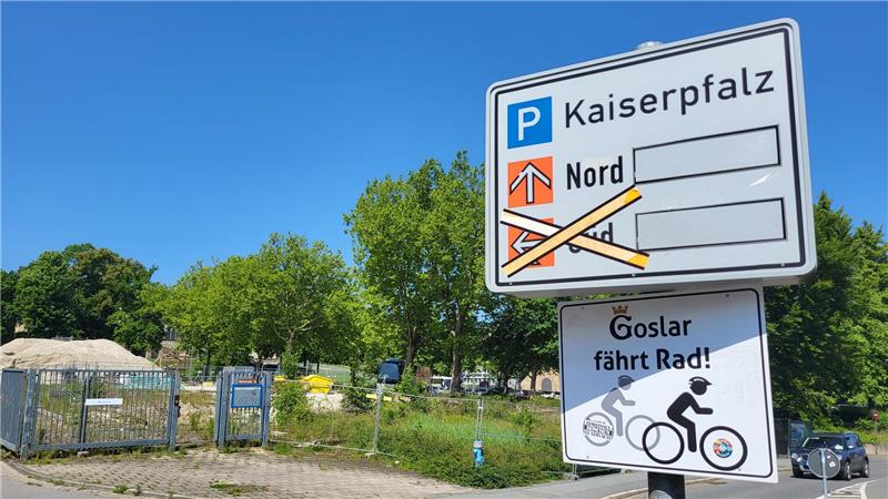 So plant Goslar die Markterkundung fürs Kaiserpfalzquartier Ein Straßenschild weist auf Parkplätze in der Kaiserpfalz hin.
