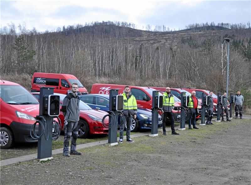 Voll unter Strom: Bernhard Olbrich und seine Firmenwagen-Flotte Die Zukunft ist elektrisch: Bei der Bernhard Olbrich Elektroinstallationen-Industrieanlagen GmbH im Granetal tankt die Firmenwagen-Flotte Strom aus Doppelsäulen. Foto: Heine