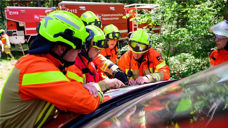 Hunderte Feuerwehrleute üben Waldbrandbekämpfung Die Zusammenarbeit mehrerer Freiwilliger Feuerwehren sollte mit der Übung trainiert werden.
