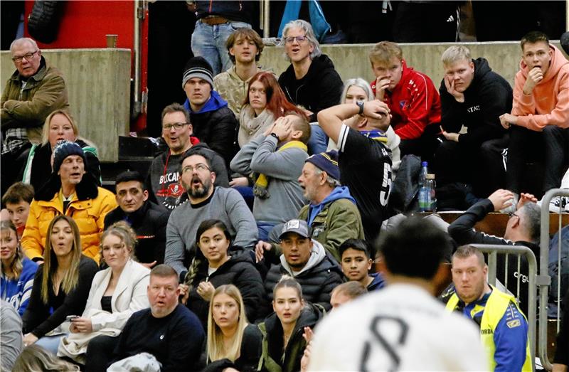 Zwei Tage voller emotionaler Momente Die Zuschauer in der Goldenen Aue sehen spannende Spiele und fiebern mit ihren Mannschaften mit. Zwei Fans von Germania Bleckenstedt schlagen fassungslos ihre Hände über dem Kopf zusammen. Foto: Epping