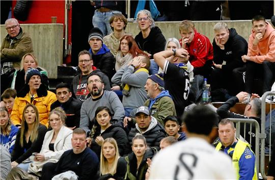 Die Zuschauer in der Goldenen Aue sehen spannende Spiele und fiebern mit ihren Mannschaften mit. Zwei Fans von Germania Bleckenstedt schlagen fassungslos ihre Hände über dem Kopf zusammen. Foto: Epping