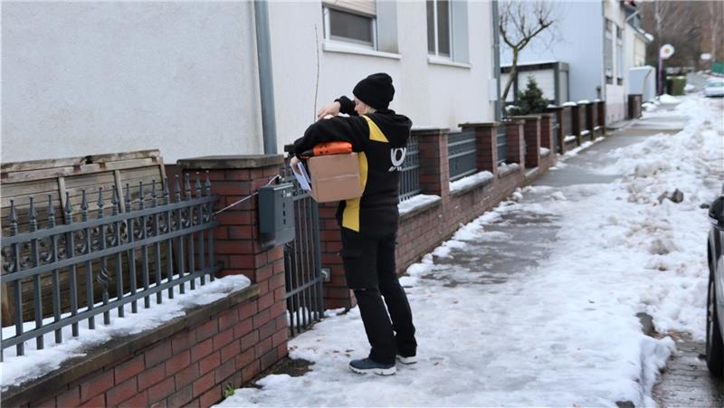 Die Zusteller aus Langelsheim haben alle Hände voll zu tun. Foto: Neddermeier