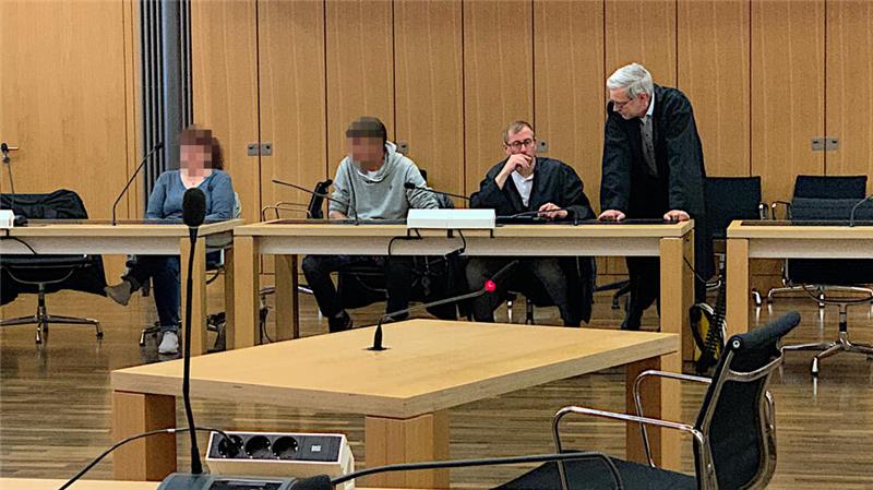 Prozess gegen Eltern aus Goslar: Urteil fällt diese Woche Die Zweifel an den Vorwürfen, die ihnen zur Last gelegt werden, wachsen: Die angeklagten Eltern (links) am Dienstag im Landgericht Braunschweig mit ihren Anwälten.