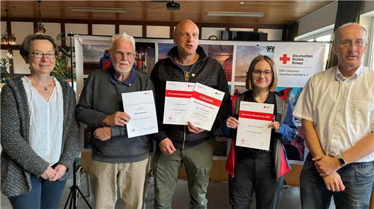 Die Zweite Vorsitzende (v.l.) Eva Peinemann, mit den Geehrten Peter Müller, Marco Nowak und Patricia Kindermann sowie Kreisverbandspräsident Dr. Tobias Wittig.