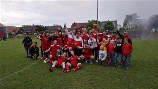 Die Zweite des VfL Liebenburg feiert nach einem 1:0-Sieg gegen die SG Jerstedt/Dörnten II Meisterschaft und Aufstieg in die 2.Nordharzklasse.