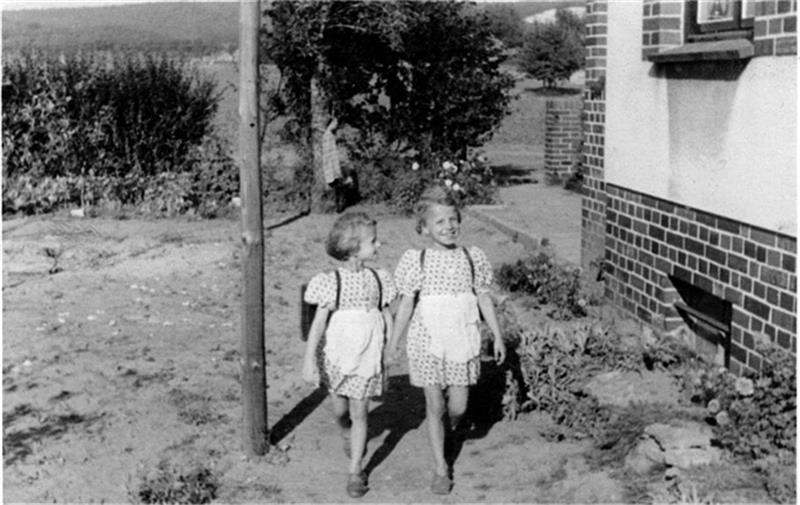 Die Zwillinge Renate und Bärbel 1948 auf dem Schulweg. Foto: Starkloff