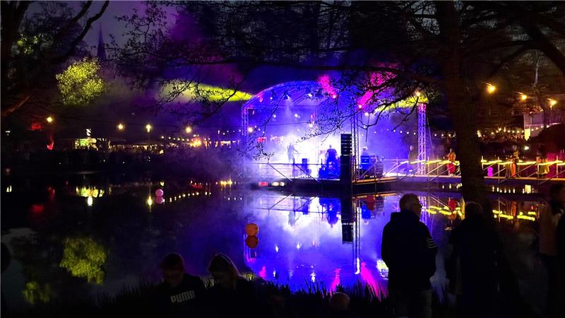 Die abendliche Illuminierung des Teichs kommt bei den Besuchern besonders gut an.