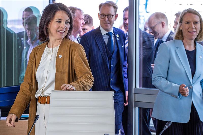 Ostseerat fordert Zusammenarbeit bei Munitionsbergung Die acht Ostseeanrainer beraten weitere Reaktionen auf den Angriffskrieg Russlands auf die Ukraine, die Steigerung der Energiesicherheit durch den Ausbau erneuerbarer Energien sowie die Bergung von Munitions- und Kampfmittelaltlasten aus der Ostsee.