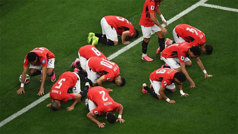 Die ägyptischen Spieler verneigen sich nach dem Führungstor. 