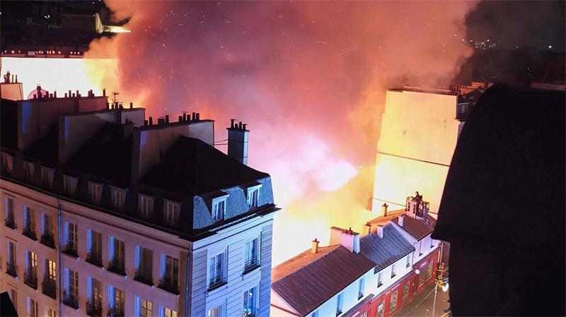 Die älteste Markthalle von Paris ist bei einem Feuer zerstört worden.