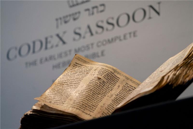 Älteste fast komplette hebräische Bibel nach Israel gebracht Die älteste bekannte fast vollständige hebräische Bibel wird künftig in Tel Aviv ausgestellt.