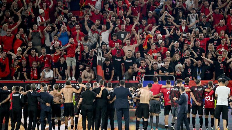 Spanien mit perfekter Bilanz – Tapfere Albaner bejubelt Die albanischen Spieler bedanken sich nach dem Spiel bei ihren Fans.