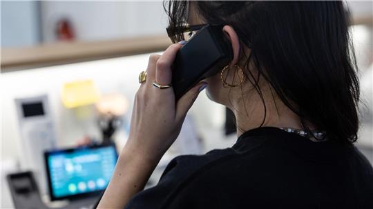 Die allermeisten Frauen verdienen in Partnerschaften weniger als der Mann (Archivbild)