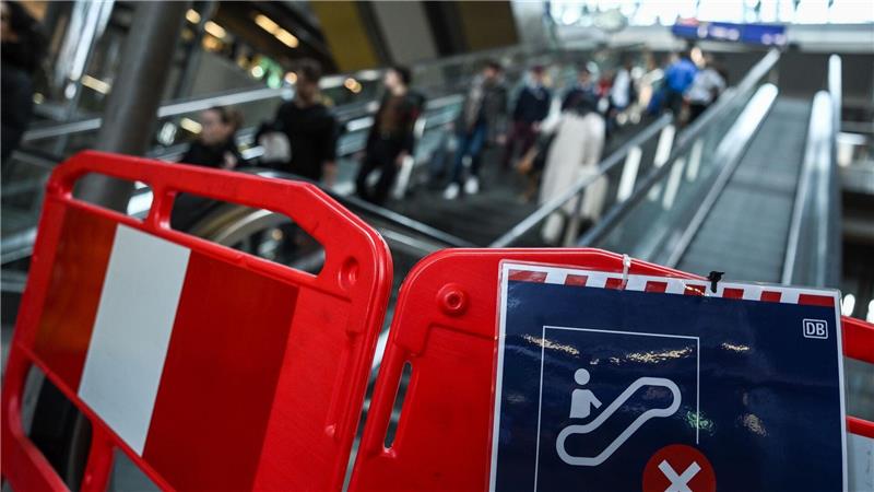 Die allermeisten Rolltreppen im Berliner Hauptbahnhof fahren nach Angaben der Bahn wieder. (Archivbild)
