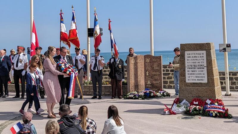 Liebenburger nehmen am D-Day-Gedenken in der Normandie teil Die als Dolmetscherin tätige Französischlehrerin Inken Sofie Schmidt und Bürgermeister Alf Hesse schreiten in St. Aubin zur Kranzniederlegung.