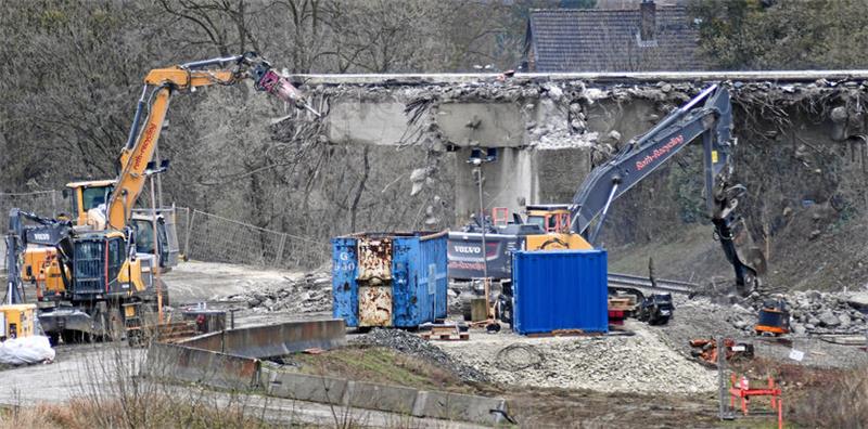 Bagger reißen eine Brücke ab.