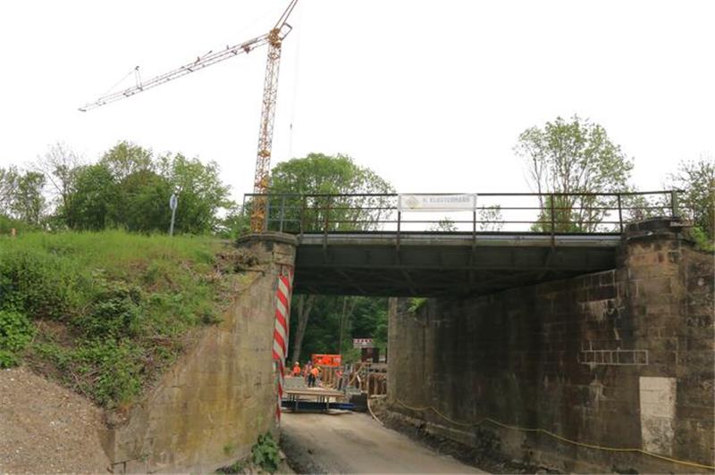Die alte Brücke wurde 1924 gebaut. Sie war marode und wurde zum Beginn der Sommerferien abgebrochen.
