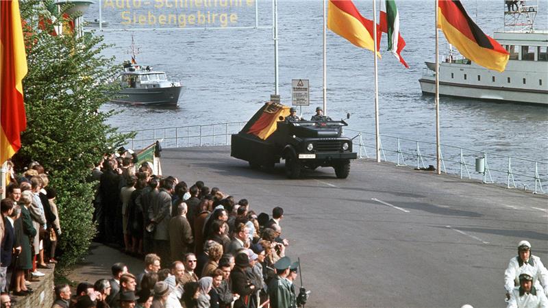 Die alte Bundesrepublik mit ihrem Gründungskanzler Konrad Adenauer wird in der Rückschau als Hort der Stabilität gesehen. (Archivbild) 