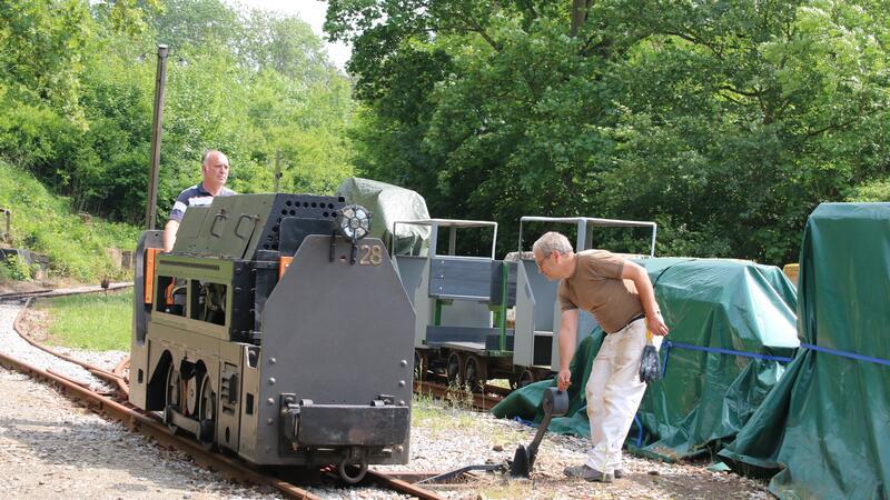 Mit dem „U-Boot“ geht es in die Grube Die alte Diesellok ist der ganze Stolz der Schroederstollen-Aktiven.