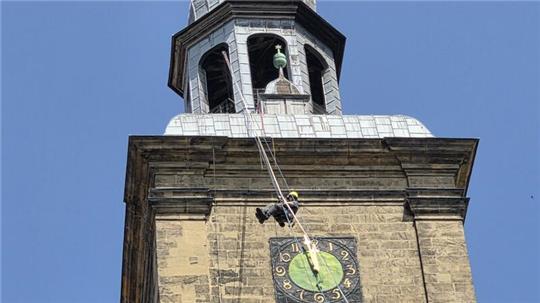 Die alte Glocke wird mittels Seilbinde vom Kirchturm Richtung Boden transportiert. Thomas Edner begleitet die Reise.