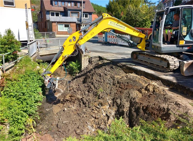 Wolfshagen: Brücke und Ortsdurchfahrt werden saniert Die alte Mauer auf der einen Seite am Schmiedebrink ist abgetragen. Foto: Neddermeier