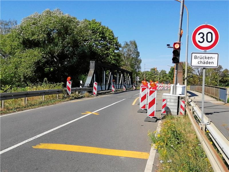 Die alte Okerbrücke (hier noch im Bild) ist schon verschwunden. Doch bis der Verkehr die neue Brücke passieren kann, wird es noch eine Weile dauern. Die Baurabeiten verzögern sich. Archivfoto: Hohaus