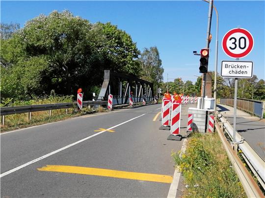 Die alte Okerbrücke (hier noch im Bild) ist schon verschwunden. Doch bis der Verkehr die neue Brücke passieren kann, wird es noch eine Weile dauern. Die Baurabeiten verzögern sich. Archivfoto: Hohaus