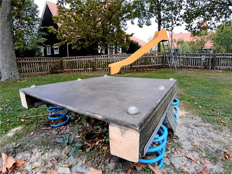 Spielplatz in Göttingerode hat neuen Turm für Kinder Die alte Rutsche (hinten) soll abgebaut, die Wippe (vorne) repariert werden. Foto: Potthast