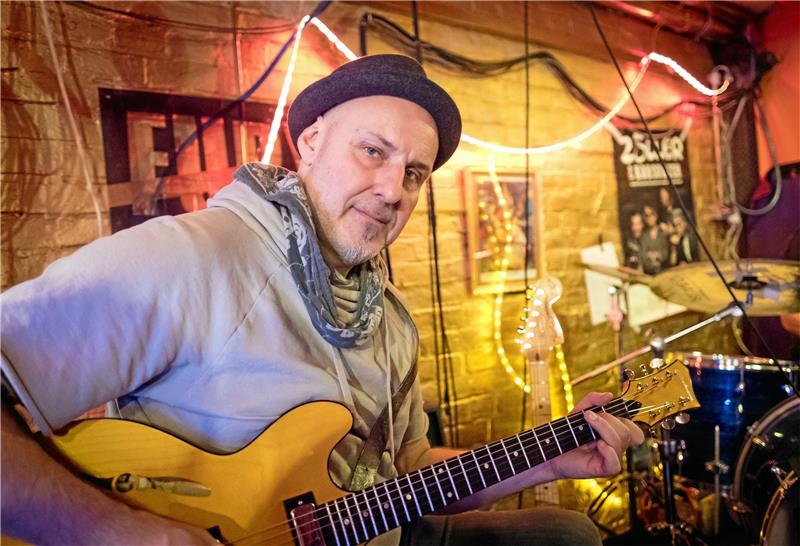 Thorsten Wingenfelder im GZ-Interview: „Fury ist für Wingenfelder Fluch und Segen zugleich“ Die alte Schlosserei als neue Erfahrung: Gitarrist Thorsten Wingenfelder kommt am Freitag mit Bruder Kai zu Miner’s Rock an den Rammelsberg. Die Kaiserpfalz kennt das Duo von drei Auftritten mit Fury in the Slaughterhouse zwischen 1989 und 1992. Foto: dpa