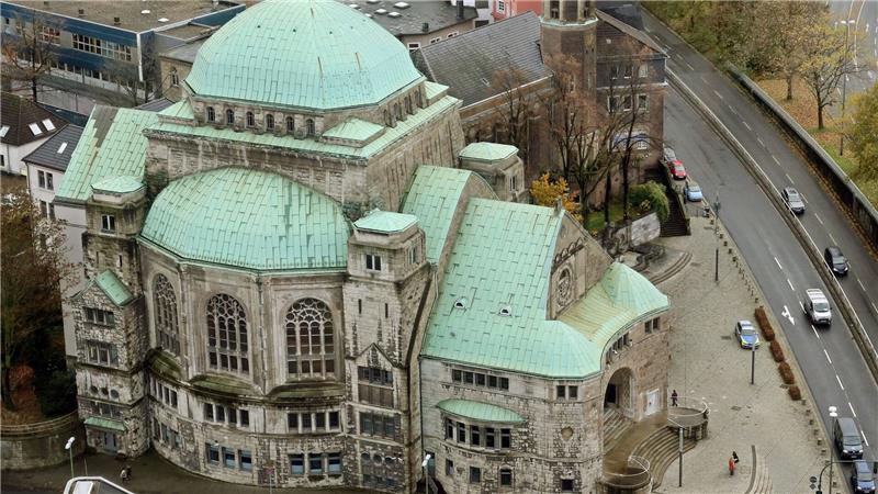 Die alte Synagoge in Essen: Zweimal soll der 17-Jährige in das Gebäude gegangen sein, um nach weiteren Opfern zu suchen. (Archivbild)