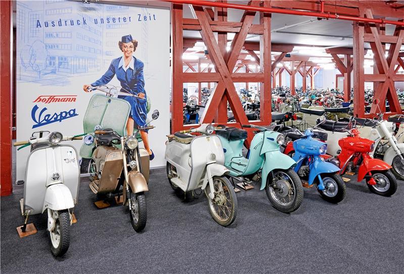 PS-starke Ausstellung in Einbeck macht mobil Die alte Vespa-Werbung macht den Blick ins Depot „Motorrad“ noch einmal so attraktiv. Foto: PS-Speicher