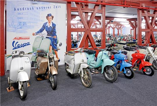 Die alte Vespa-Werbung macht den Blick ins Depot „Motorrad“ noch einmal so attraktiv.  Foto: PS-Speicher