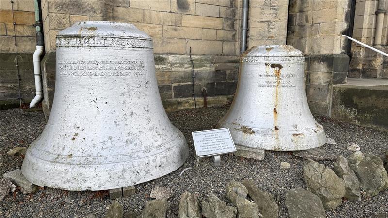 Die alten Eisenglocken stehen seit 2010 am Fuß der Lutherkirche. 
