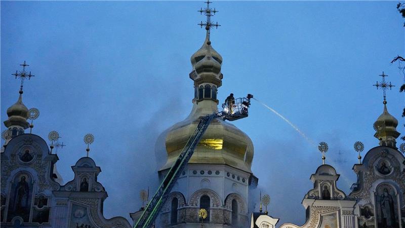 Russische Angriffe auf Kiew – berühmtes Höhlenkloster brennt Die alten Ikonen und anderen Heiligtümer sind nach Kirchenangaben vor dem Brand in Sicherheit gebracht worden.