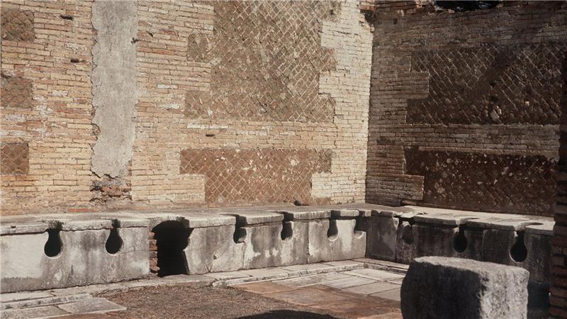 Die alten Römer saßen oft Schulter an Schulter, um ihr Geschäft zu verrichten. (Archivbild)