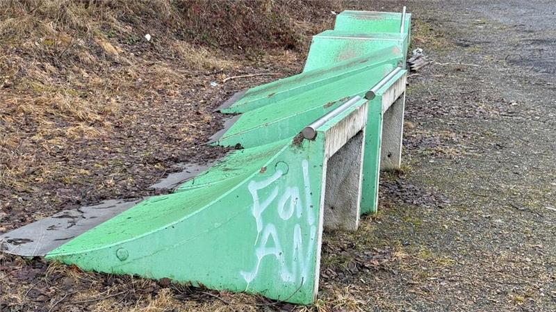 Skateanlage: Rat entscheidet sich einstimmig für teure Variante Die alten Skate-Elemente sind bereits auf den Parkplatz vor dem Multifunktionsplatz geschafft worden. Sie können offenkundig nicht mehr genutzt werden.
