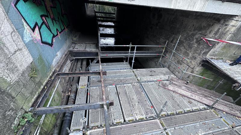 Bad Harzburg saniert einsturzgefährdete Fußgängerbrücke Die alten Stahlträger werden ausgebaut und gegen neue ersetzt.