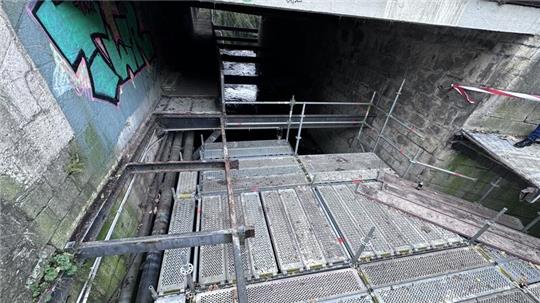 Die alten Stahlträger werden ausgebaut und gegen neue ersetzt.