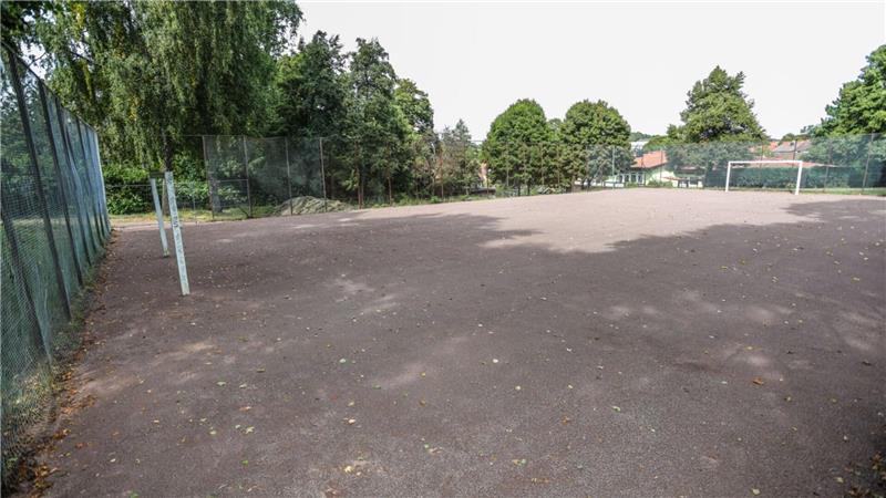 Die alten Tore auf dem Bolzplatz im Kleinen Bruch werden durch neue ersetzt und ergänzt.