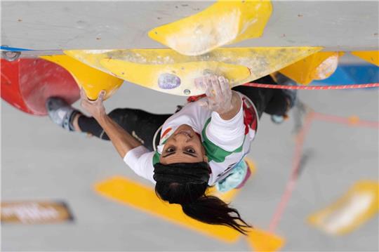 Die am 18. Oktober 2022 von der International Federation Of Sport Climbing zur Verfügung gestellten Aufnahmen zeigen die iranische Klettersportlerin Elnas Rekabi im Finale der Asienmeisterschaften.