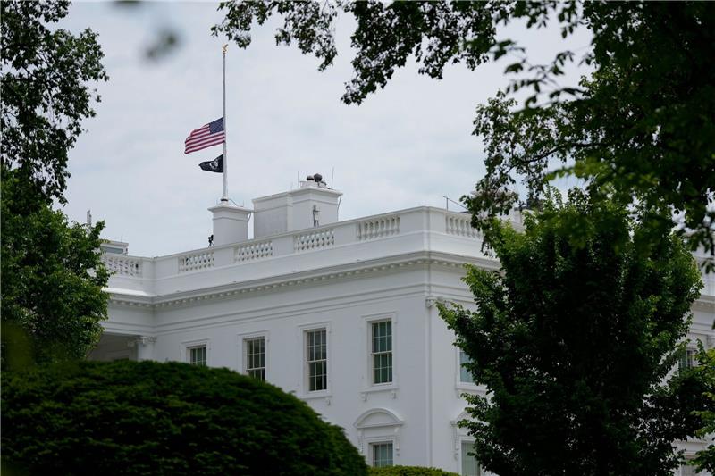 Brief mit Gift an Trump - Frau zu Haftstrafe verurteilt Die amerikanische Fahne weht auf dem Weißen Haus.