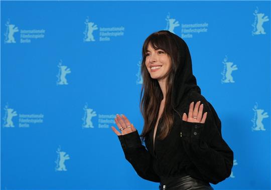 Die amerikanische Schauspielerin Anne Hathaway präsentiert den Film «She came to me» auf der Berlinale.