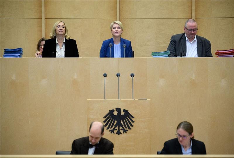 Bundesrat stellt sich quer: Gesetze der Ampel gestoppt Die amtierende Bundesratspräsidentin, Mecklenburg-Vorpommerns Regierungschefin Manuela Schwesig (oben M), eröffnet die 1038. Plenarsitzung des Deutschen Bundesrats.