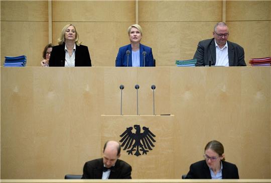 Die amtierende Bundesratspräsidentin, Mecklenburg-Vorpommerns Regierungschefin Manuela Schwesig (oben M), eröffnet die 1038. Plenarsitzung des Deutschen Bundesrats.