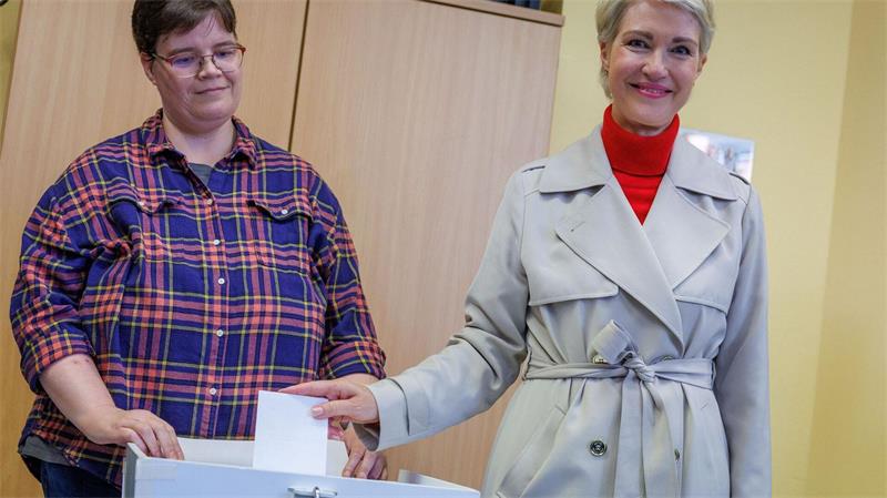 Die „Frau gegen Blau“ hofft auf Fortsetzung in Schwerin Die amtierende Ministerpräsidentin Schwesig gibt ihre Stimme ab.