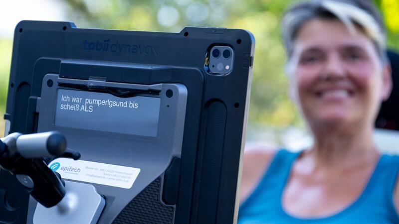 Die an ALS erkrankte Gabriele Engel bedient mit ihren Augen den Sprachcomputer an ihrem Rollstuhl. 